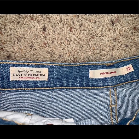 Levi’s Ribcage Shorts - Picture 5 of 8